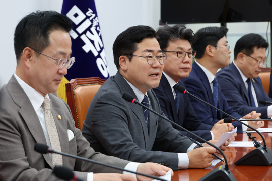 박찬대(왼쪽 두번째) 더불어민주당 대표 직무대행 겸 원내대표가 10일 서울 여의도 국회에서 현 원내지도부의 마지막 원내대책회의를 주재하며 소회를 말하고 있다. 연합뉴스